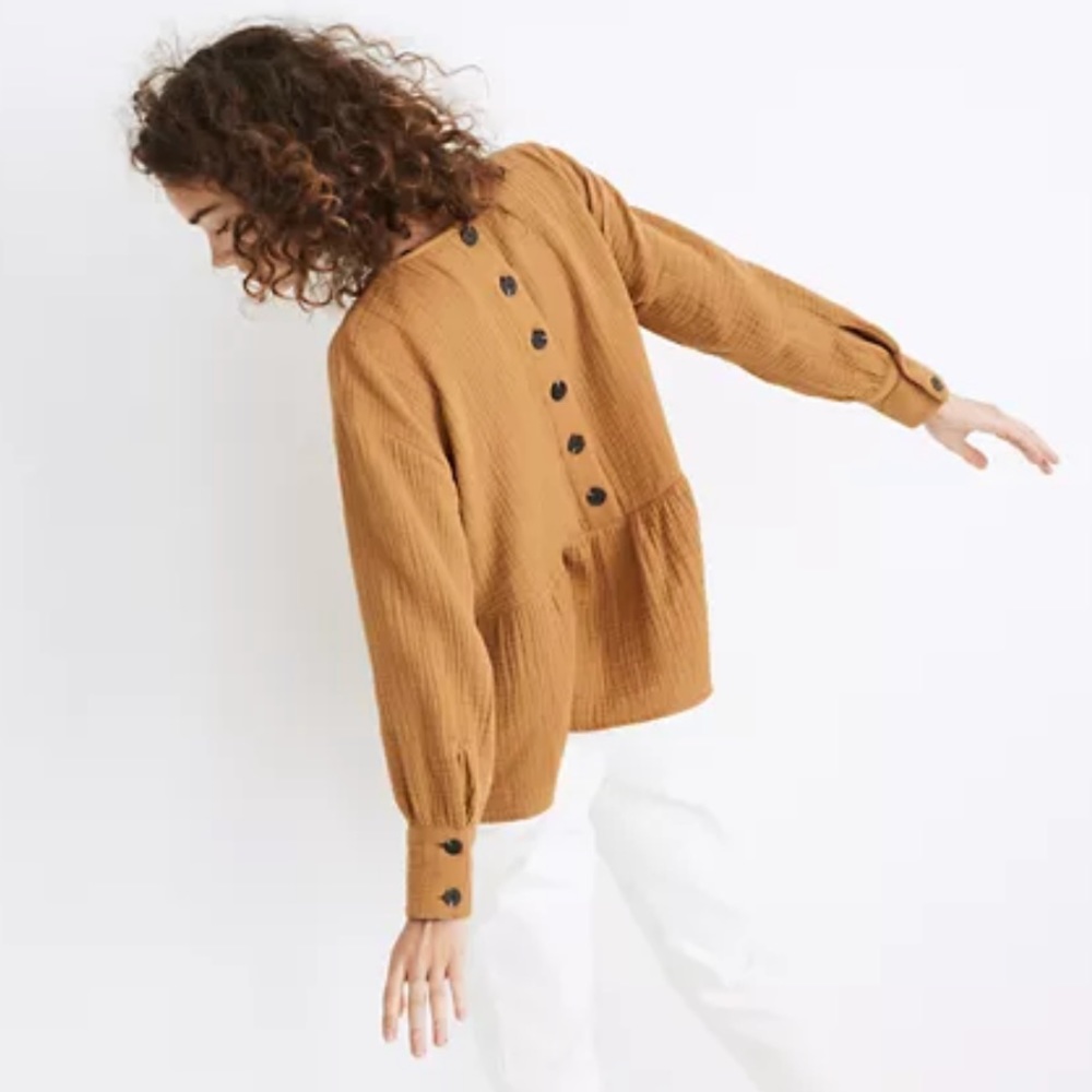 Light spun button back peplum top